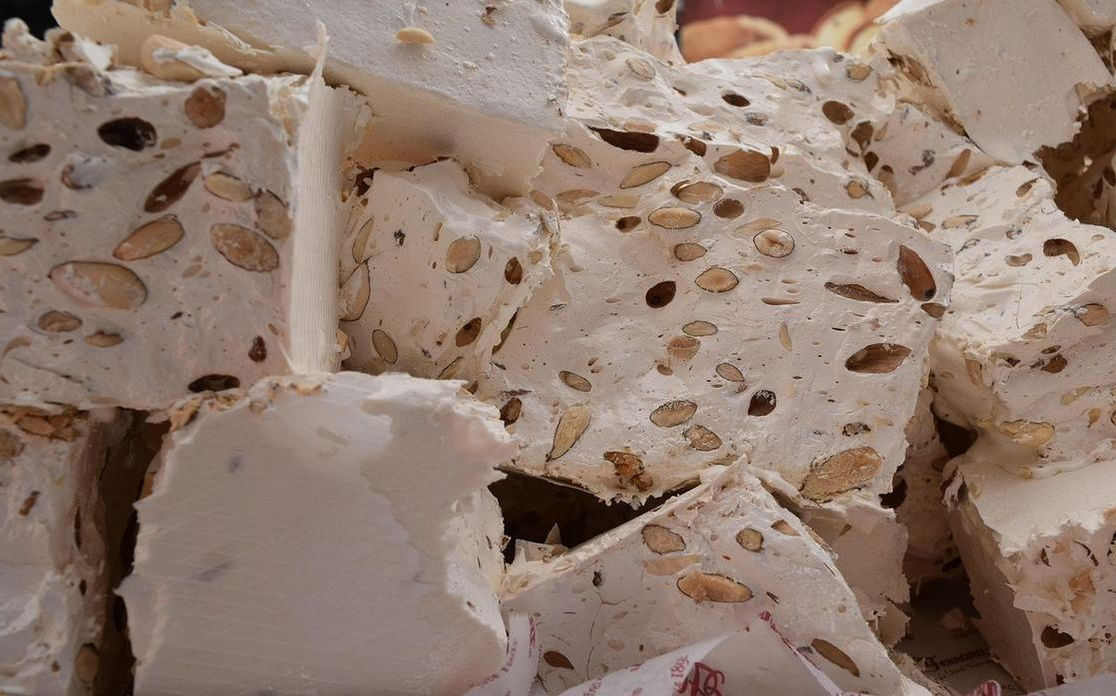 Un bombón de chocolate de canela en plato de cerámica